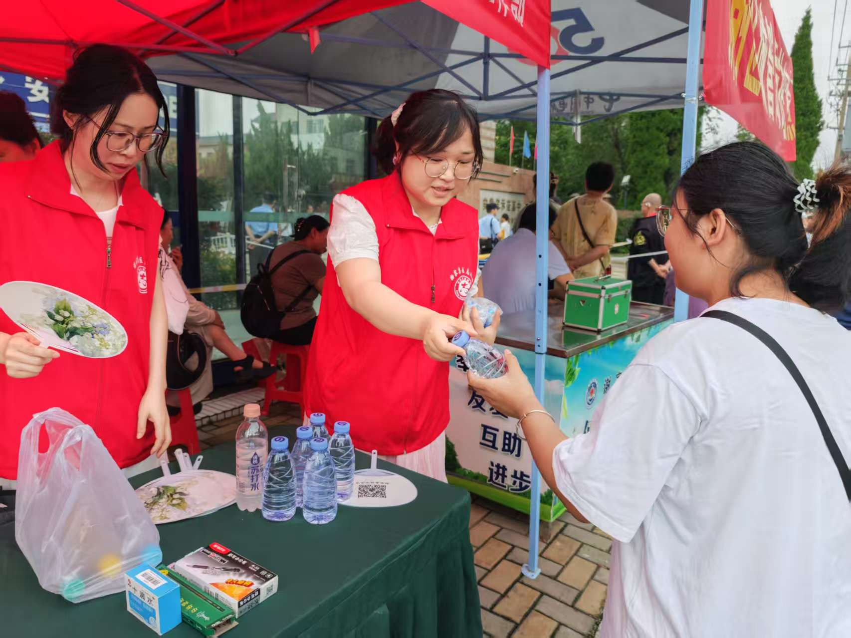 暖心护航助高考 政企联动显担当 ——谢家集区委社会工作部开展高考志愿服务活动