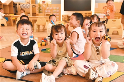 暑假愁托育？政策来托举（健谈）