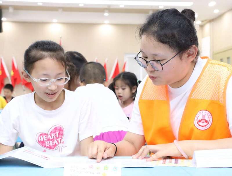 三下乡助力公益托管 大学生带小朋友学非遗
