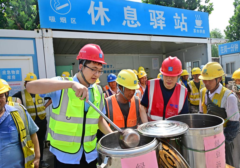 山东青岛：夏日工地“送清凉”