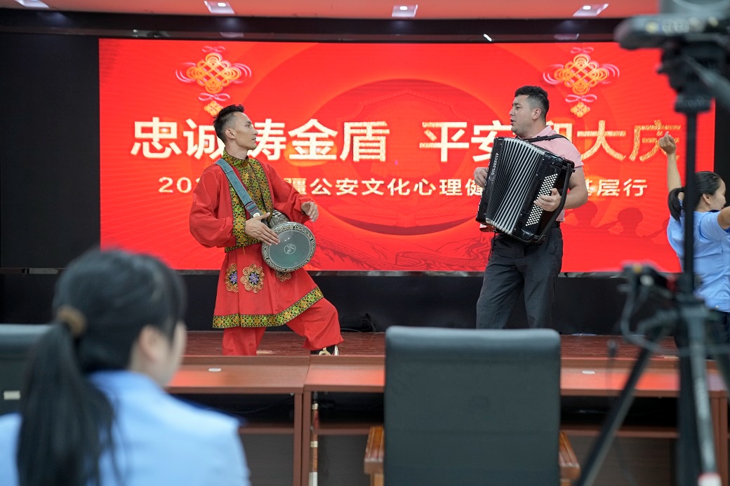 新疆公安文化心理健康服务基层行赴轮台县公安局慰问演出