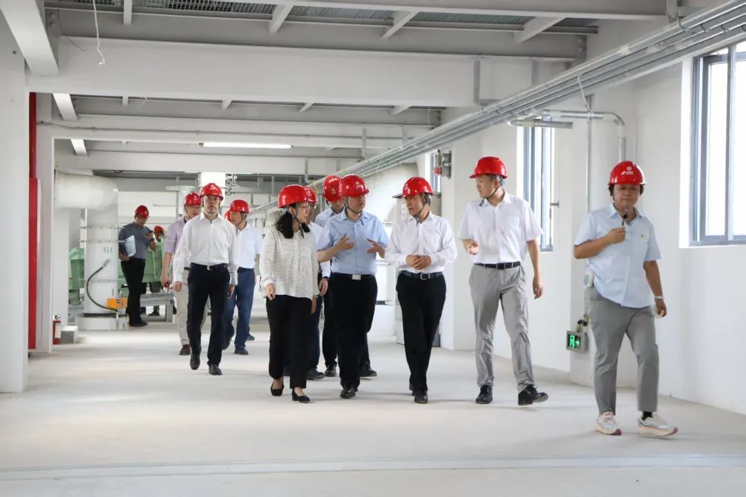 经信工会送清凉 心系粮安保国储