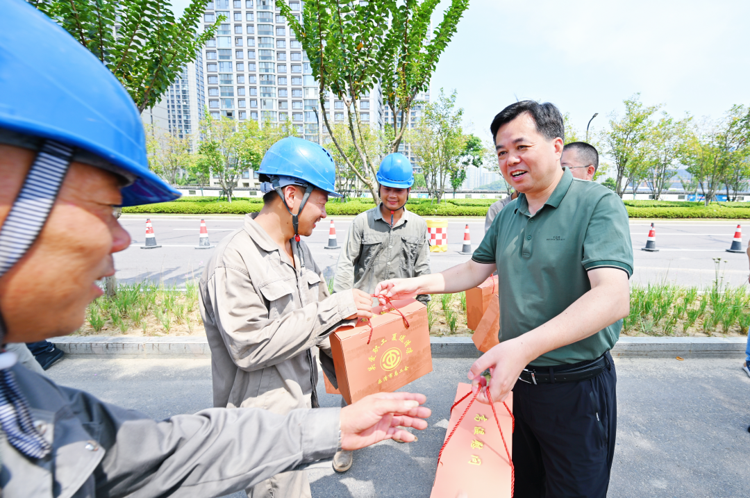 乐清市委书记徐建兵开展“夏日送清凉”慰问活动